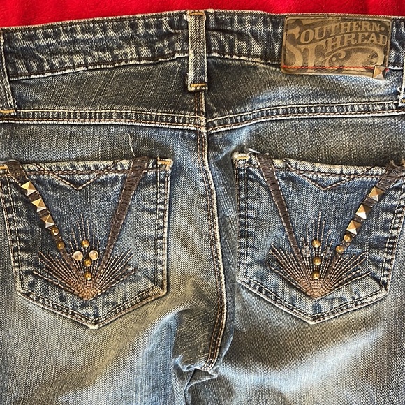 Southern thread jeans, super cute distressing and studs. Size 26 - Picture 7 of 7